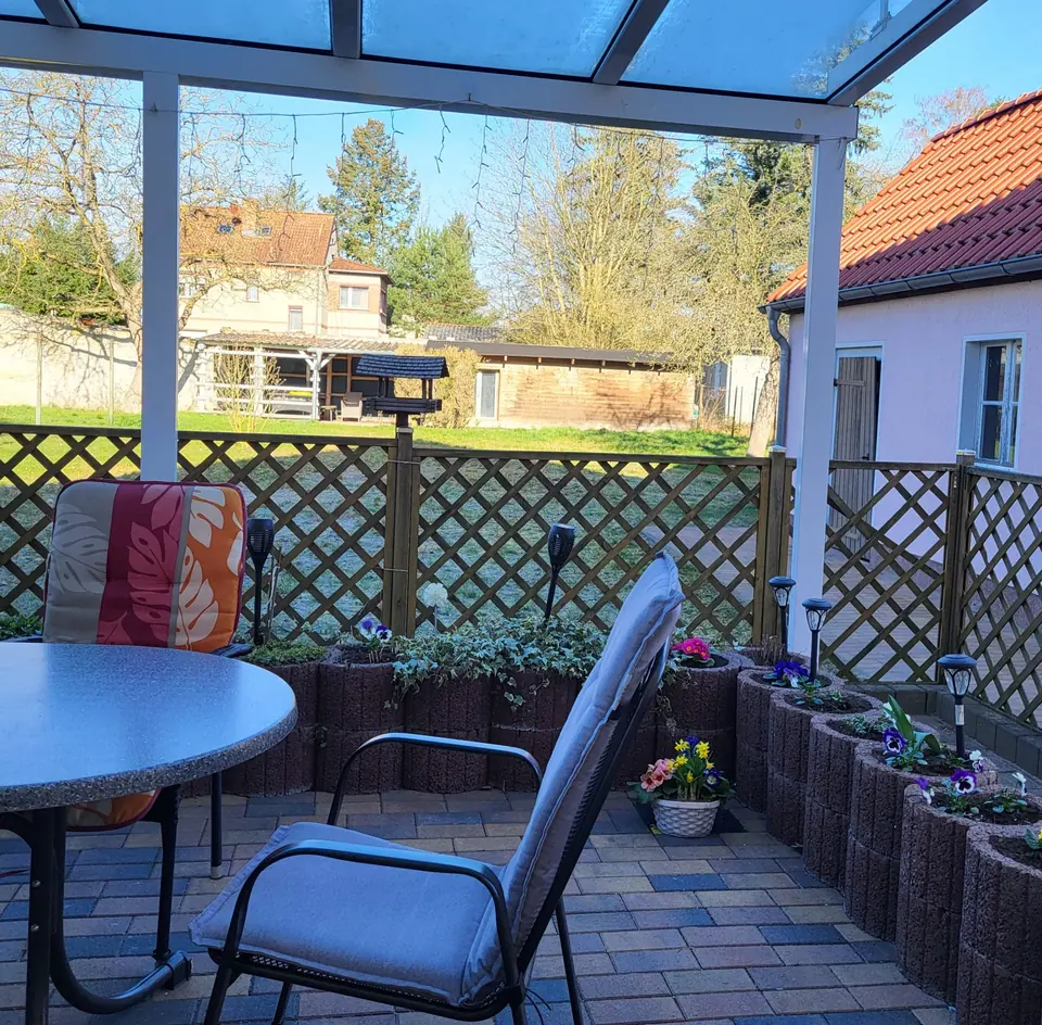 Überdachte Terrasse mit Sitzplätzen