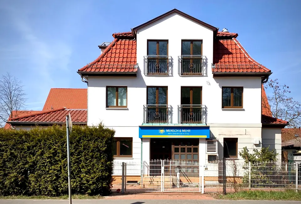 Das Haus Am Schützenwäldchen 14 in Erkner mit Pflegebüro und Demenz-Wohngemeinschaft von MENSCH & MEHR