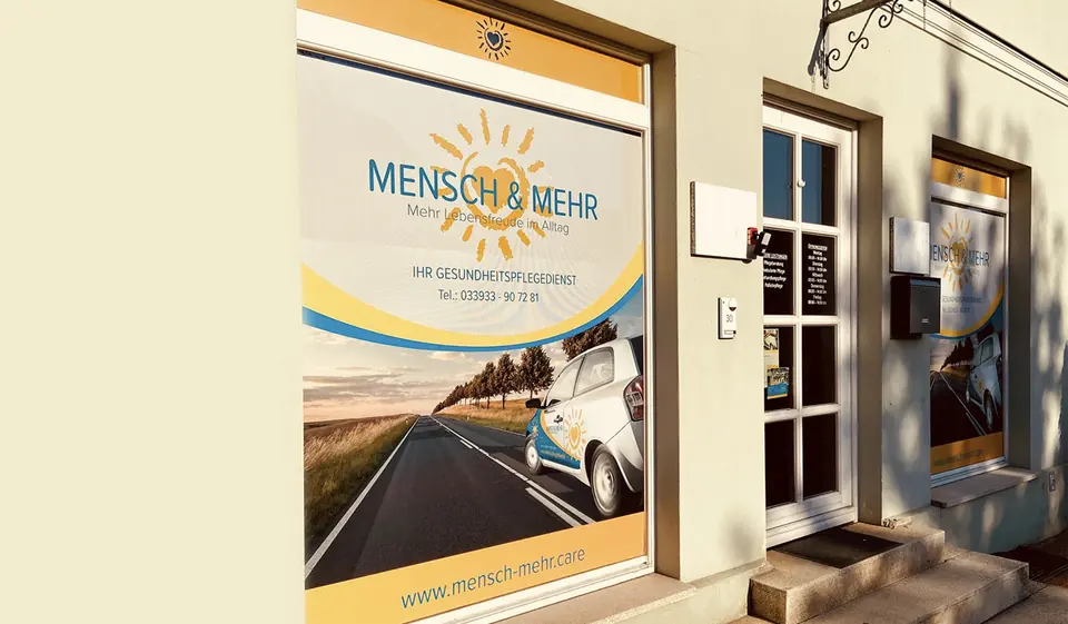 Eingang des Pflegebüros von MENSCH & MEHR in der Mittelstraße in Lindow (Mark)