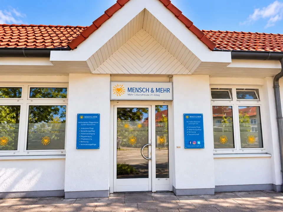 Eingang des Pflegebüros von MENSCH & MEHR in der Heinrich-Rau-Straße in Neuruppin