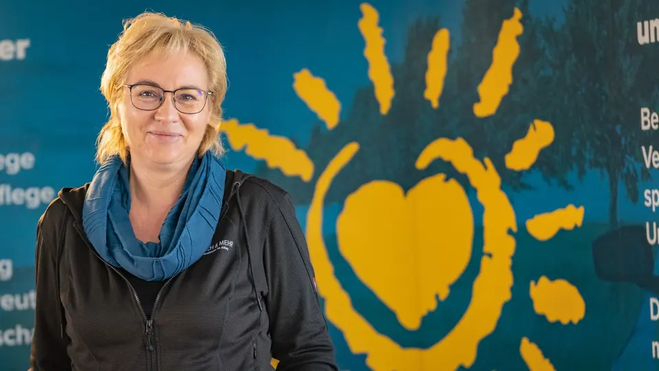 Mareike Wilke, Leiterin unseres Palliativteams, vor der MENSCH & MEHR-Sonne