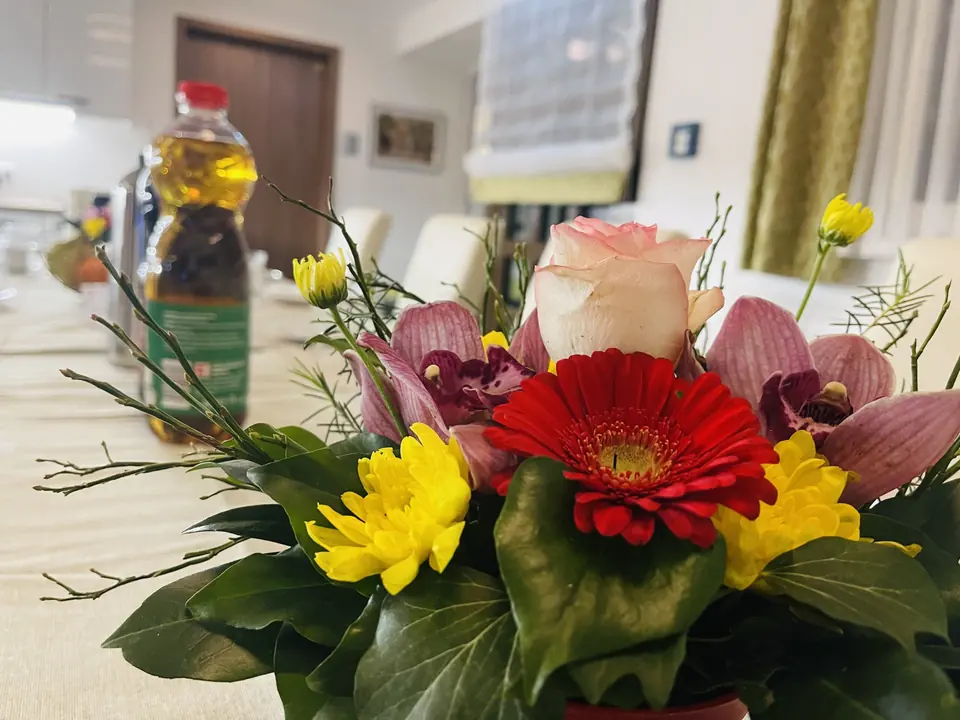 Frische Blumen auf dem Esstisch