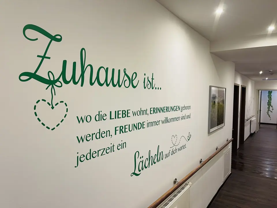 Flur mit dem Wandspruch „Zuhause ist, wo die Liebe wohnt“