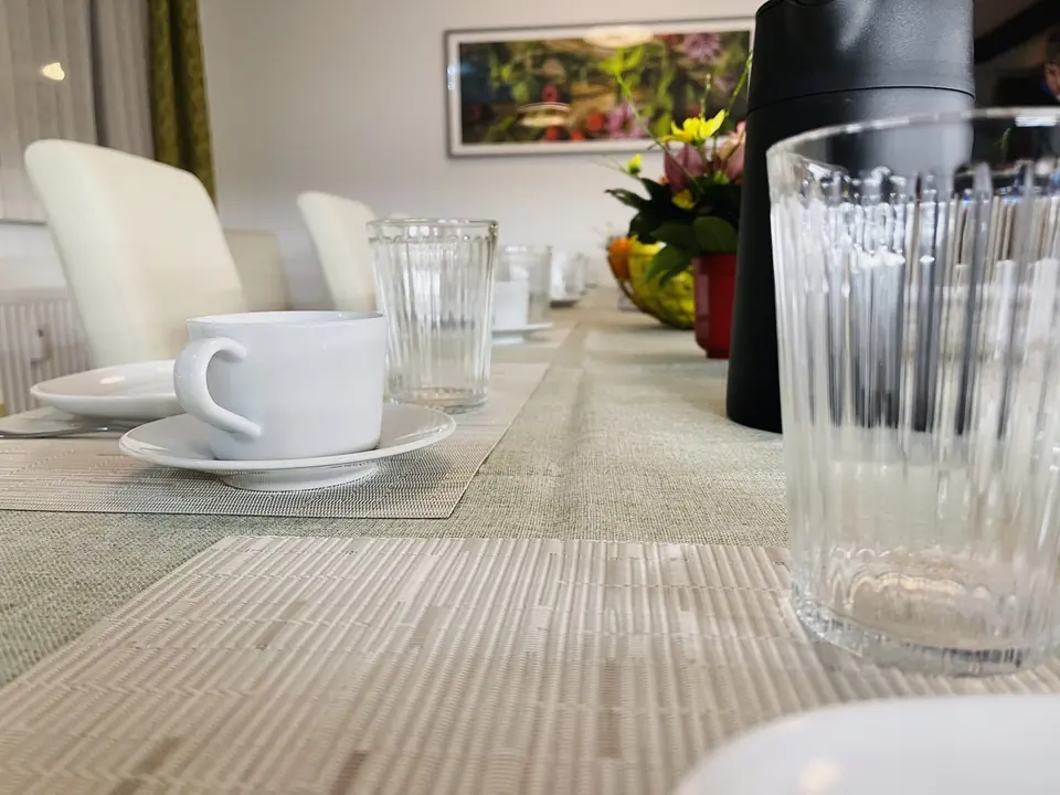 Gedeckte Kaffeetafel mit Tassen und Gläsern