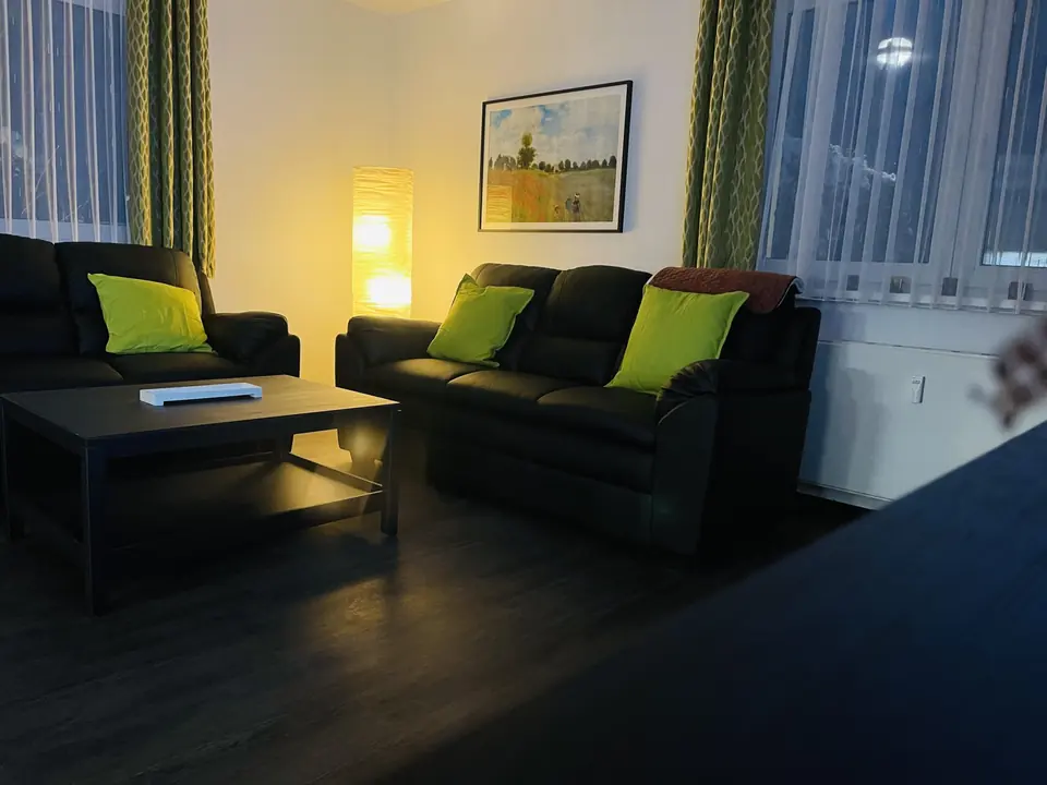 Gemütliches Wohnzimmer mit Sofaecke in der WG „Am Schützenwäldchen“