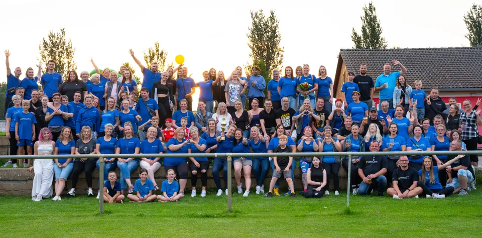 Gruppenfoto mit dem ganzen Team von MENSCH & MEHR