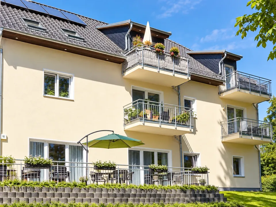 Das Haus der Wohngemeinschaft von MENSCH & MEHR in Woltersdorf mit Terrasse und Balkonen